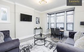 Stylish 2Br Flat - Westcliff Seafront Stay